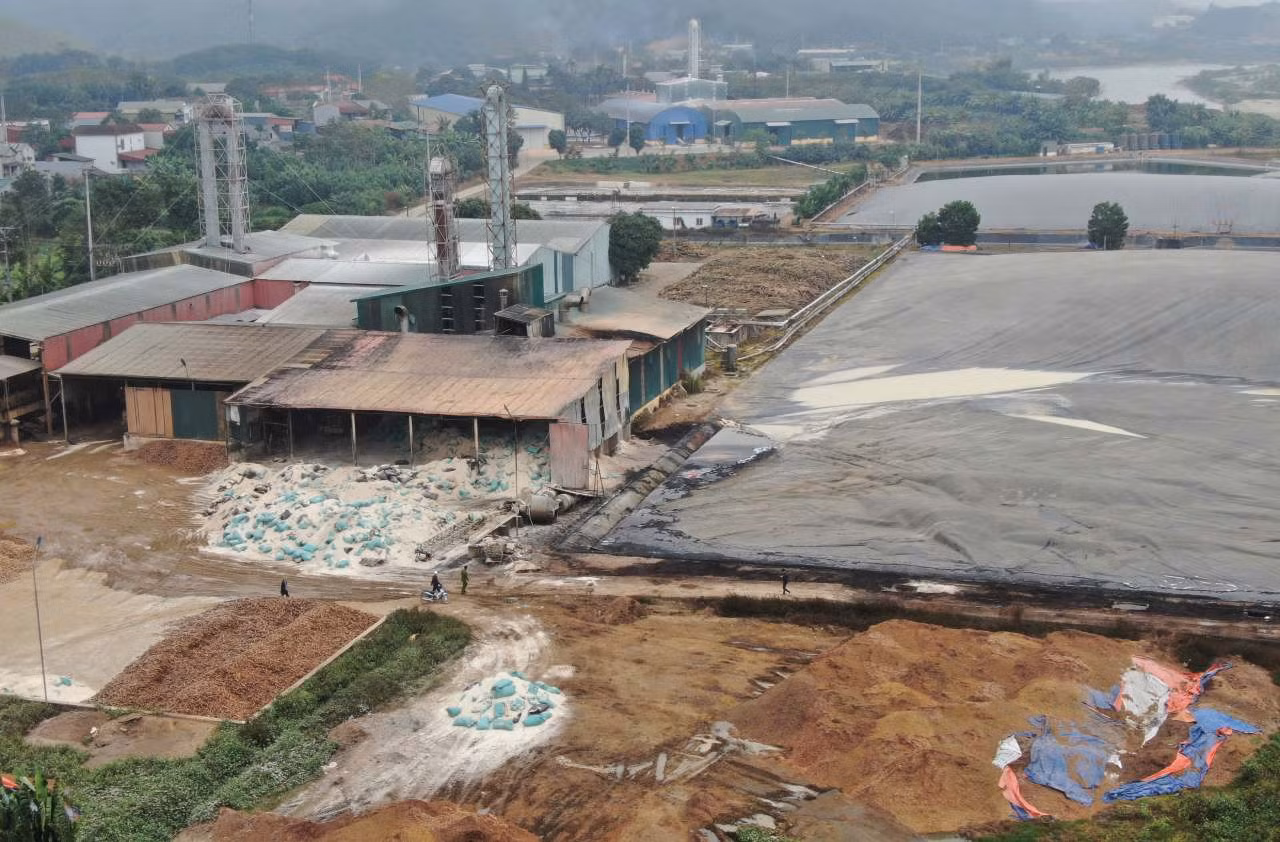Cơ quan chức năng đang điều tra, làm rõ nguyên nhân vụ cháy tại nhà máy Sắn Văn Yên. Ảnh: Văn Đức