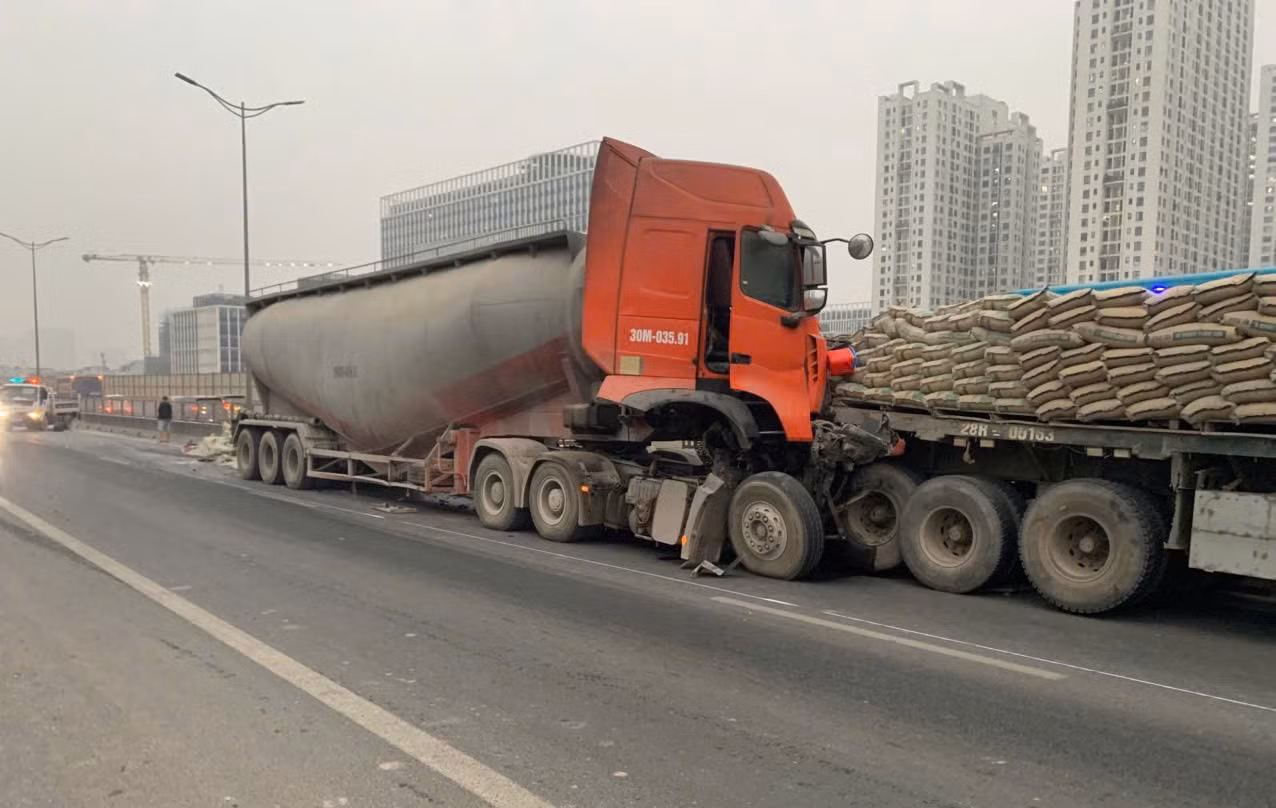 Hiện trường vụ va chạm trên đường vành đai 3 trên cao. Ảnh: Công an cung cấp