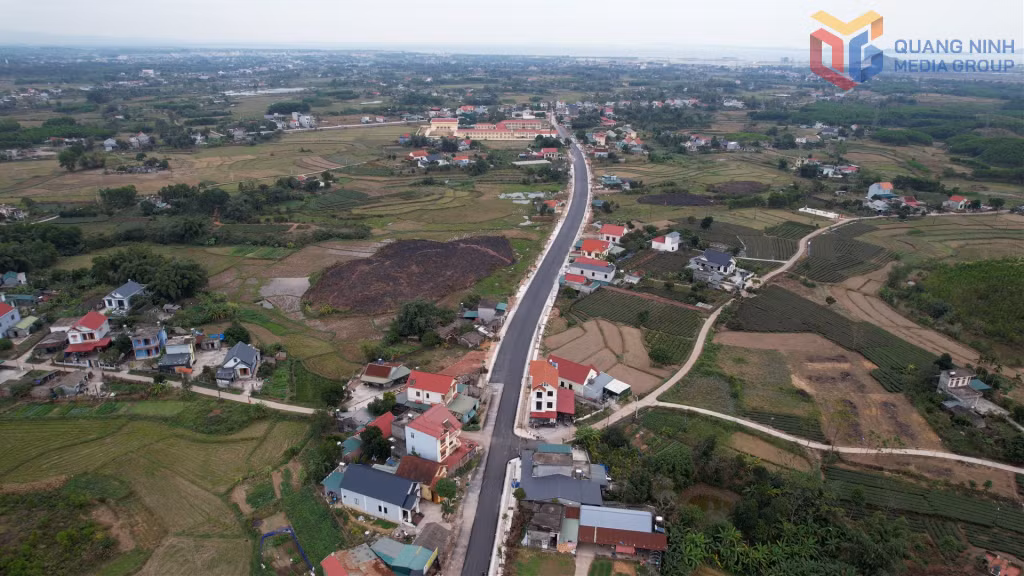 Tuyến đường từ thôn Quảng Phong 7, 8, 9 đến KCN Texhong thuộc KCN cảng biển Hải Hà được mở rộng, nâng cấp.