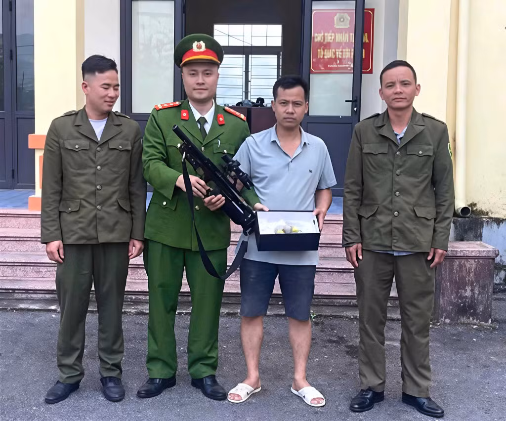 Người dân trên địa bàn xã tự giác giao nộp vũ khí thô sơ. Ảnh: Thuỳ Loan (CTV)