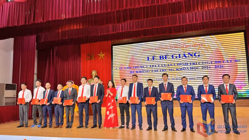 Hiệu trưởng Trường Đào tạo Nguyễn Văn Cừ trao bằng tốt nghiệp cho các học viên. 