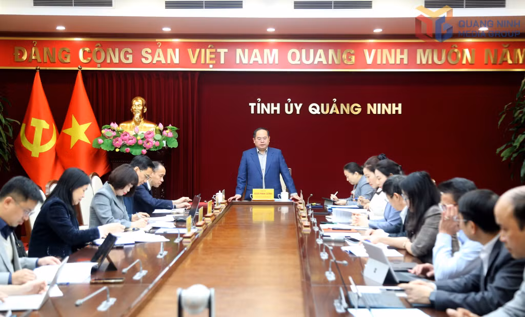 Đồng chí Quản Minh Cường, Ủy viên Trung ương Đảng, Bí thư Tỉnh ủy, Trưởng Đoàn ĐBQH tỉnh làm việc với Sở Giáo dục và Đào tạo.
