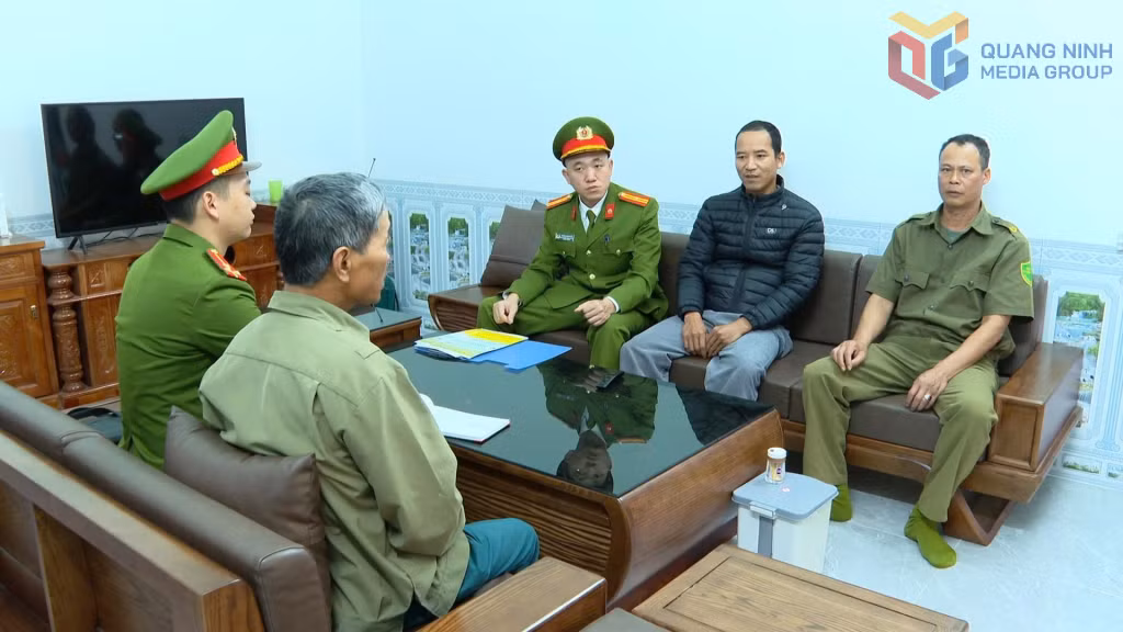 Công an xã Hải Lạng cùng bí thư chi bộ, trưởng thôn, lực lượng an ninh cơ sở đi tuyên truyền Luật Trật tự, ATGT đường bộ trên địa bàn.