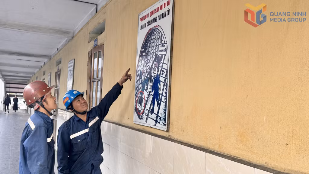 Công nhân Công ty Than Mạo Khê được tuyên truyền về an toàn lao động thông qua tranh minh họa tại khu vực nhà giao ca.