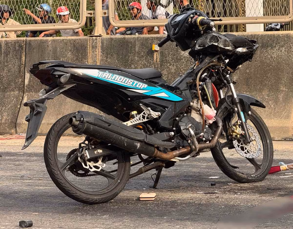 Xe máy không gắn biển số tại hiện trường. Ảnh: Duy Tuấn