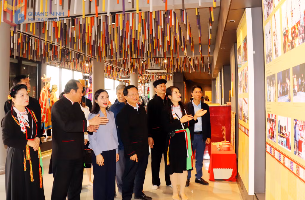 Trong khuôn khổ lễ hội, đại biểu, nhân dân và du khách còn có dịp tham quan để tìm hiểu sâu hơn về đời sống, phong tục tập quán người Sán Dìu tại nhà trưng bày.