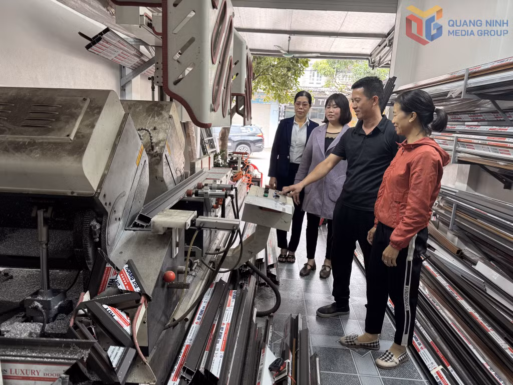 Bà Nguyễn Thị Thu (ngoài cùng, bên trái), Phó Bí thư Chi bộ, Trưởng ban Công tác mặt trận khu Trại Mới A, phường Bình Khê, thăm mô hình sản xuất kinh doanh của người dân trên địa bàn.