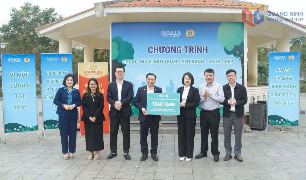 Lãnh đạo Công ty CP Đô thị Amata Hạ Long và Công đoàn phường Quảng Yên trao tặng cây hoa, thùng rác tại phường Quảng Yên.