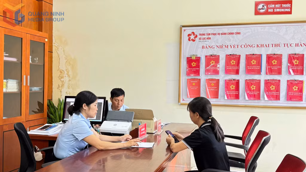 Công dân đến giải quyết TTHC tại Trung tâm Phục vụ hành chính công xã Lục Hồn. Ảnh: Mạnh Trường