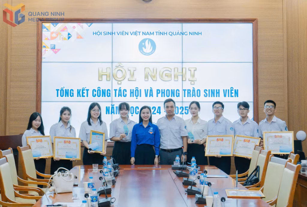 Đỗ Đức Ngọc (thứ 3, phải sang) được 