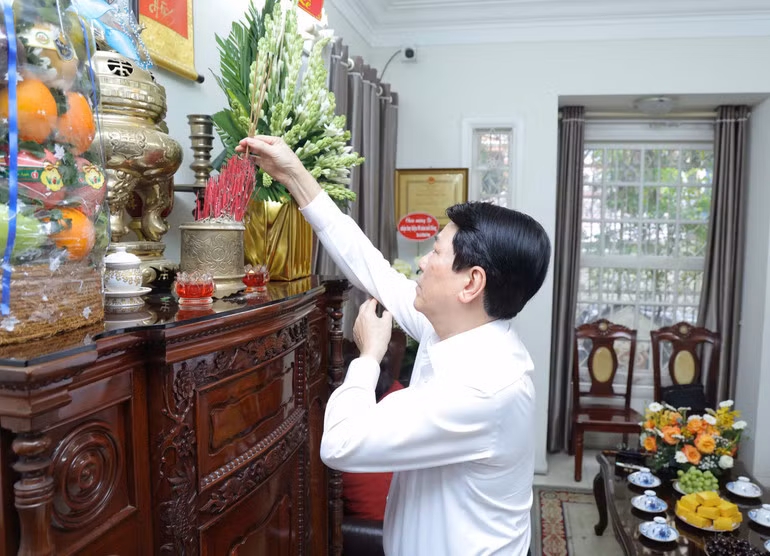 Chủ tịch nước Lương Cường dâng hương tưởng nhớ Tổng Bí thư Lê Duẩn.