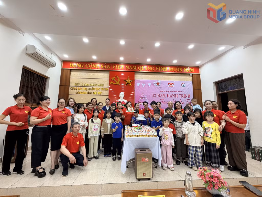 Bữa tiệc sinh nhật ấm cúng của các em tại Trung tâm Trợ giúp xã hội tỉnh.