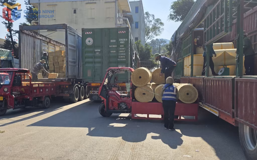 Bốc xếp hàng xuất khẩu tại cửa khẩu Hoành Mô.