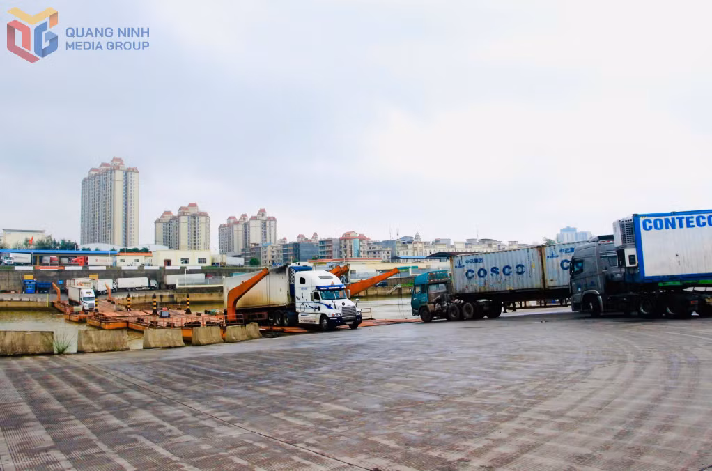 Hoạt động XNK qua cầu phao tạm Km3+4 Hải Yên (phường Móng Cái 3). Ảnh: Mạnh Trường