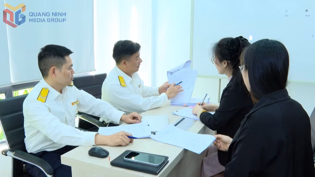 Cán bộ Thuế tỉnh Quảng Ninh hướng dẫn doanh nghiệp kê khai thuế.