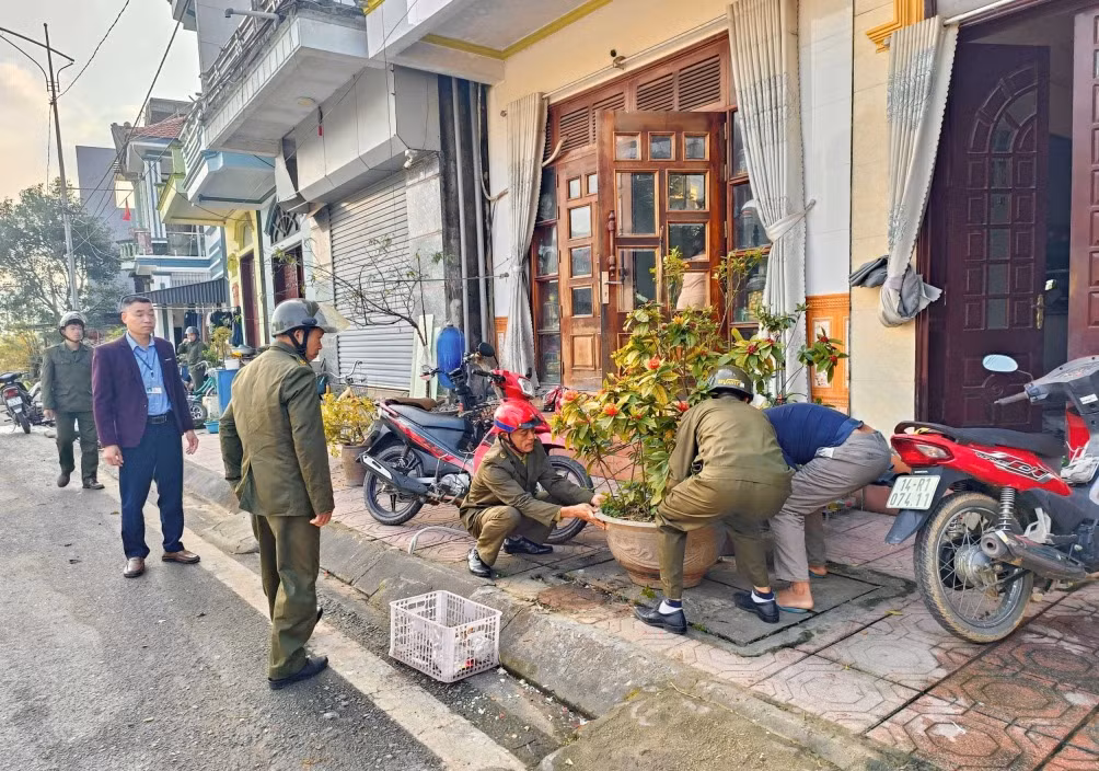 Lực lượng chức năng xã tuyên truyền, nhắc nhở các hộ dân chấp hành nghiêm các quy định về trật tự đô thị. Ảnh: Phạm Lợi (CTV)