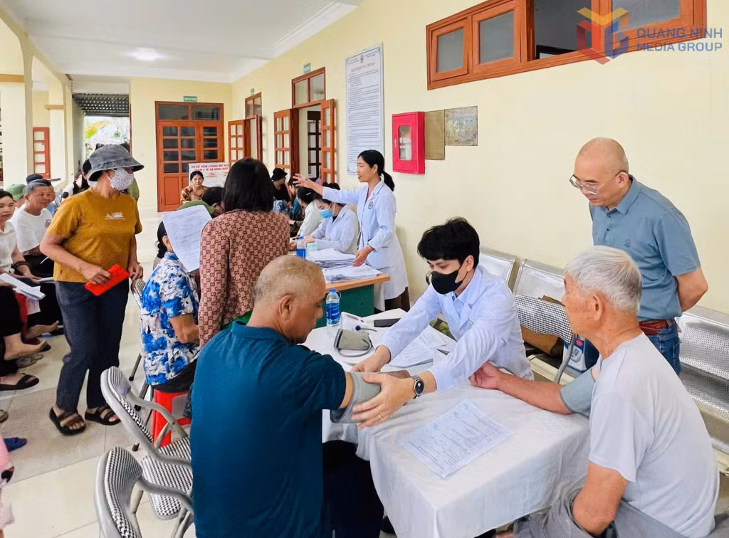 CDC phối hợp với Trung tâm Y tế Tiên Yên khám sức khỏe miễn phí cho người dân xã Đông Ngũ (tháng 4/2025).