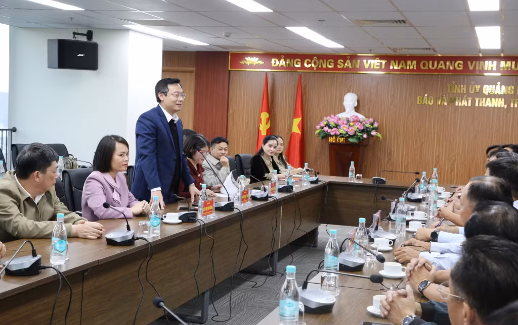 Đồng chí Nguyễn Thế Lãm, Giám đốc, Tổng Biên tập Báo và Phát thanh, Truyền hình Quảng Ninh phát biểu tại hội nghị.