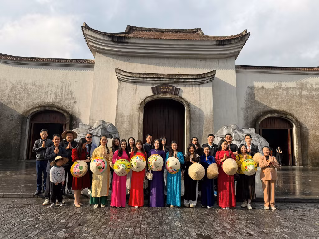 Đoàn famtrip của chi hội lữ hành Thanh Hóa khảo sát tại Trung tâm văn hóa Trúc Lâm Yên Tử. Ảnh: đơn vị cung cấp