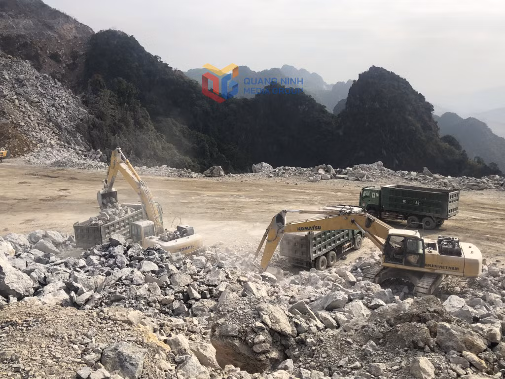 Khai thác đá phục vụ sản xuất của Nhà máy xi măng Hạ Long.
