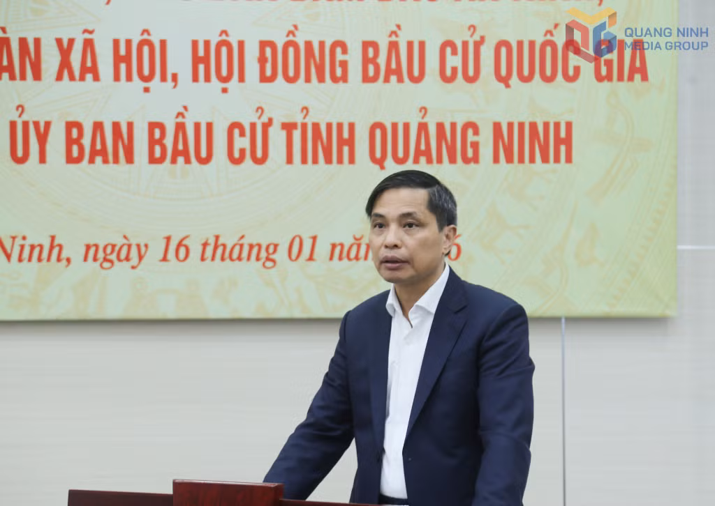 Đồng chí Vũ Văn Diện, Phó Chủ tịch Thường trực UBND tỉnh, báo cáo tại buổi làm việc.
