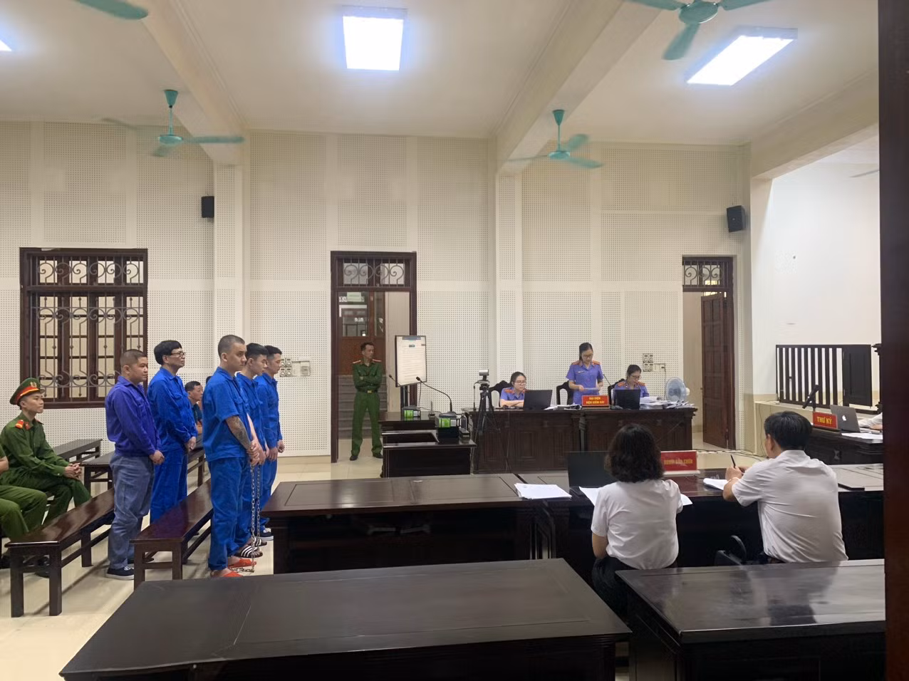 Các bị cáo tại phiên tòa Nguyễn Việt Dũng cùng đồng phạm tội Giết người; Tàng trữ, vận chuyển, mua bán trái phép vũ khí quân dụng và Gây rối trật tự công cộng, t3/2024. Văn Hưng (CTV)