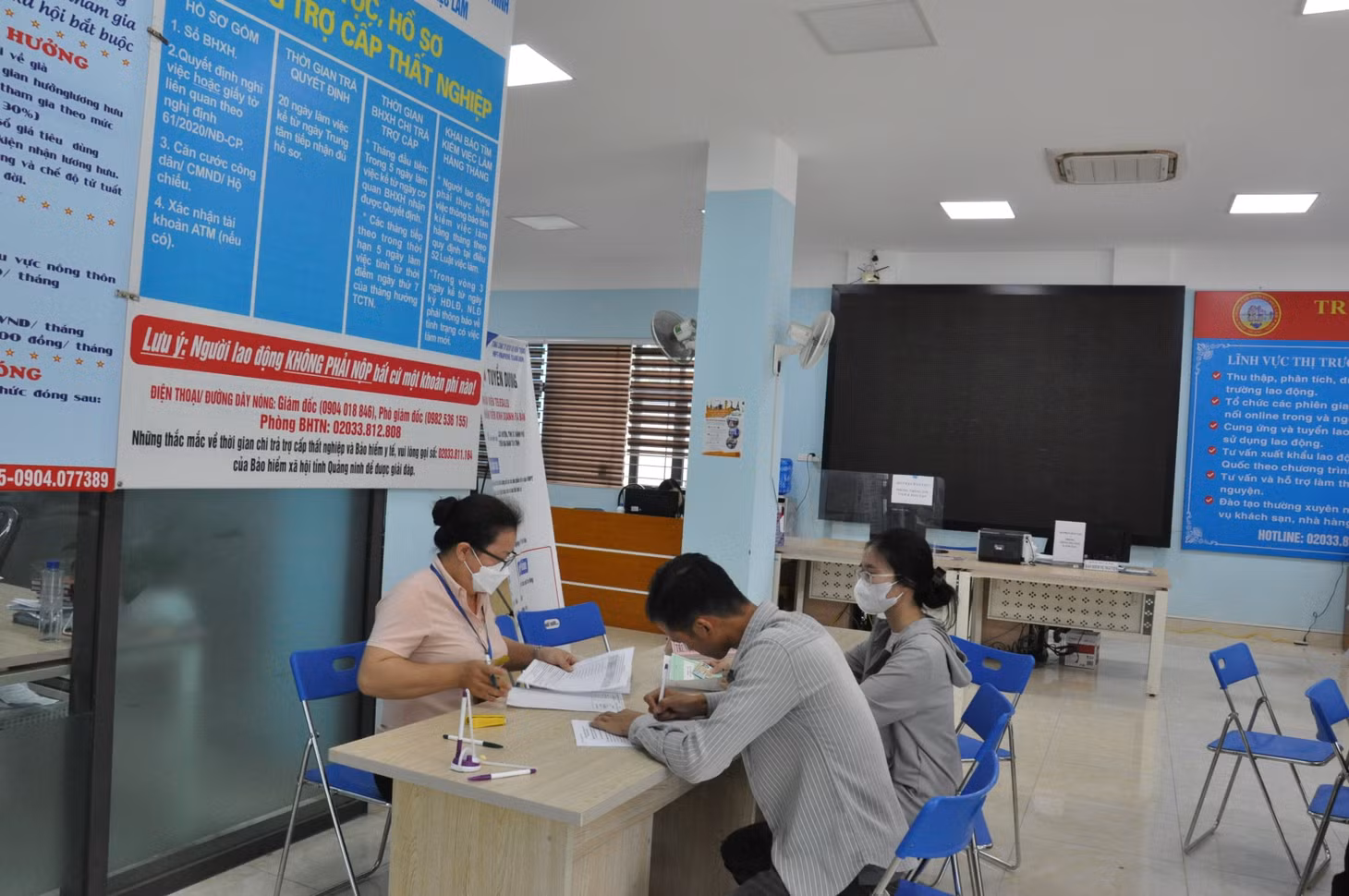 Nhân viên Trung tâm Dịch vụ việc làm Quảng Ninh (thuộc Sở Lao động- Thương binh và Xã hội) hướng dẫn người lao động làm thủ tục hưởng chế độ bảo hiểm thất nghiệp.