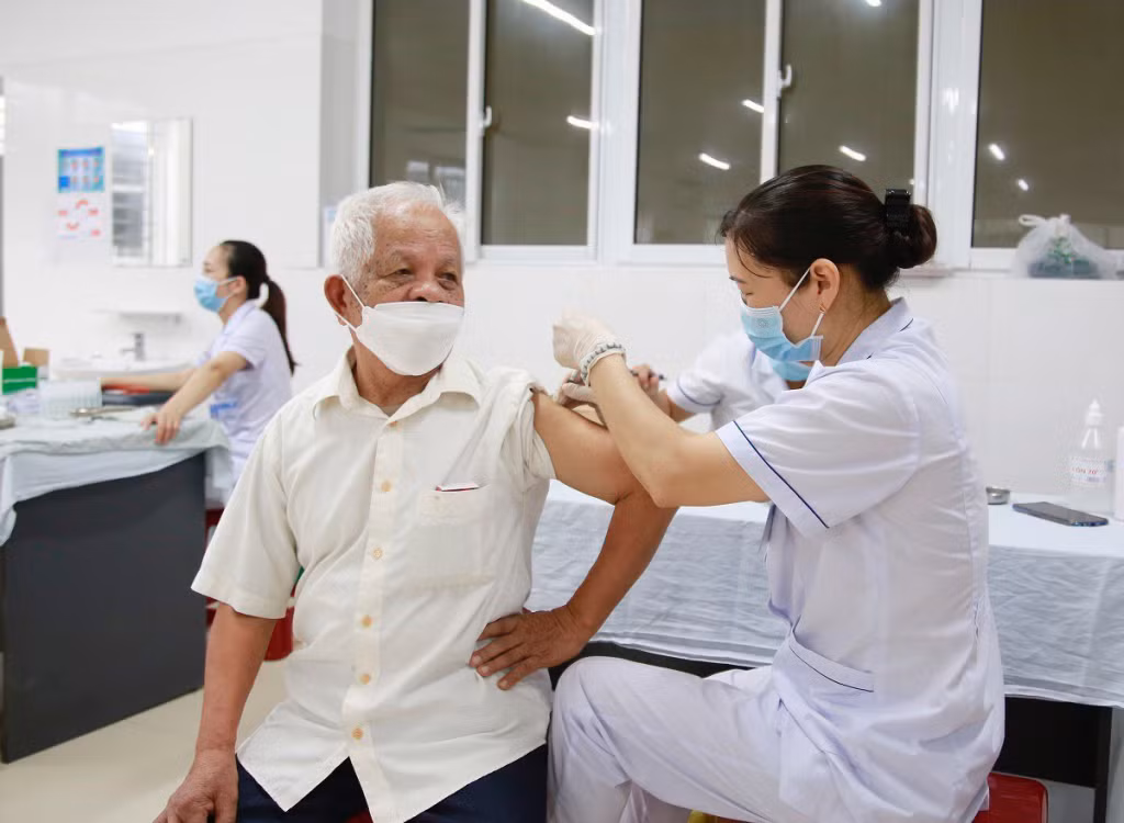 Tiêm vắc-xin phòng Covid-19 mũi 4 cho người dân huyện Tiên Yên. Ảnh: Nguyễn Hoa