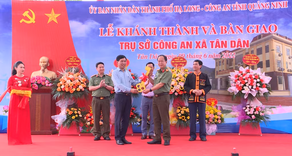 Lãnh đạo TP Hạ Long trao chìa khóa tượng trưng trụ sở Công an xã Tân Dân, TP Hạ Long cho lãnh đạo Công an Tỉnh.