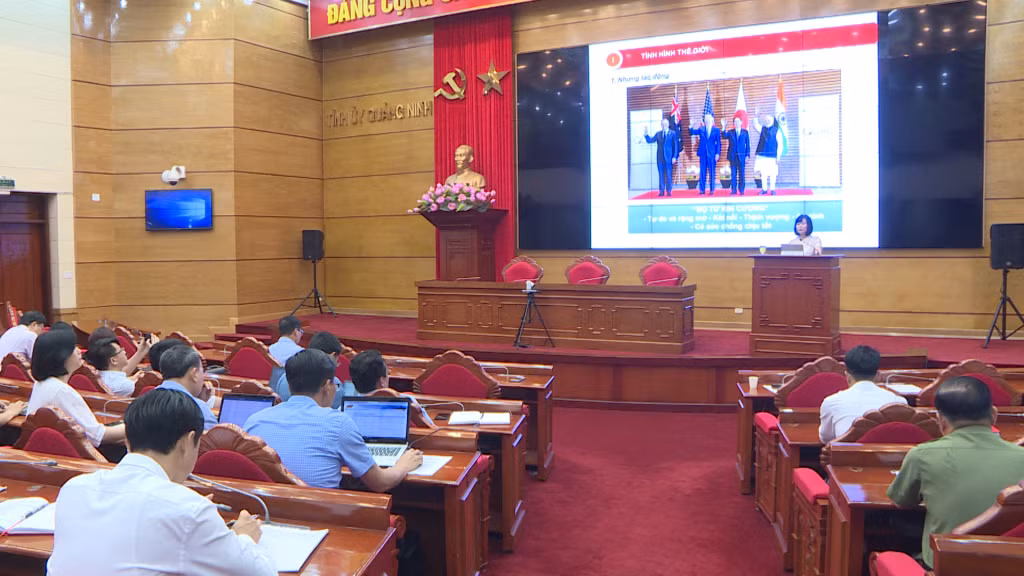 Đồng chí Phạm Thùy Dương, Phó Trưởng Ban Tuyên giáo Tỉnh ủy, báo cáo chuyên đề về tình hình thế giới và hoạt động đối ngoại của Đảng, Nhà nước 6 tháng đầu năm, nhiệm vụ 6 tháng cuối năm 2022.