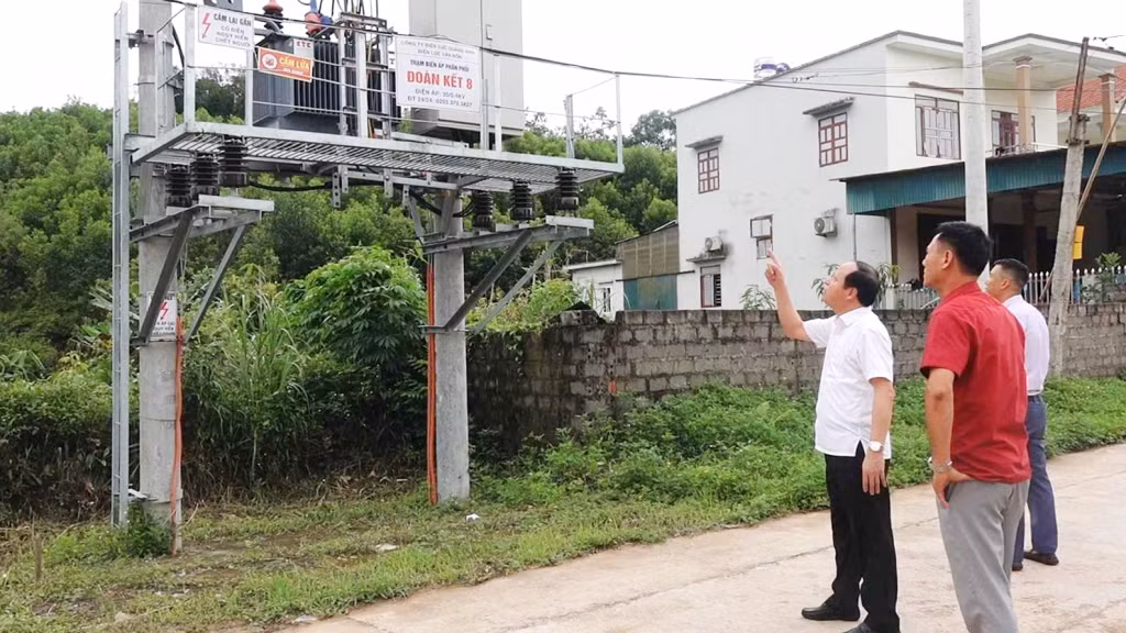 Đồng chí Vũ Đức Hưởng - Phó Bí thư Huyện uỷ, Chủ tịch UBND huyện và đại diện Điện lực Vân Đồn kiểm tra địa điểm đấu nối điện cho các hộ dân Khu tái định cư Đoàn Kết.