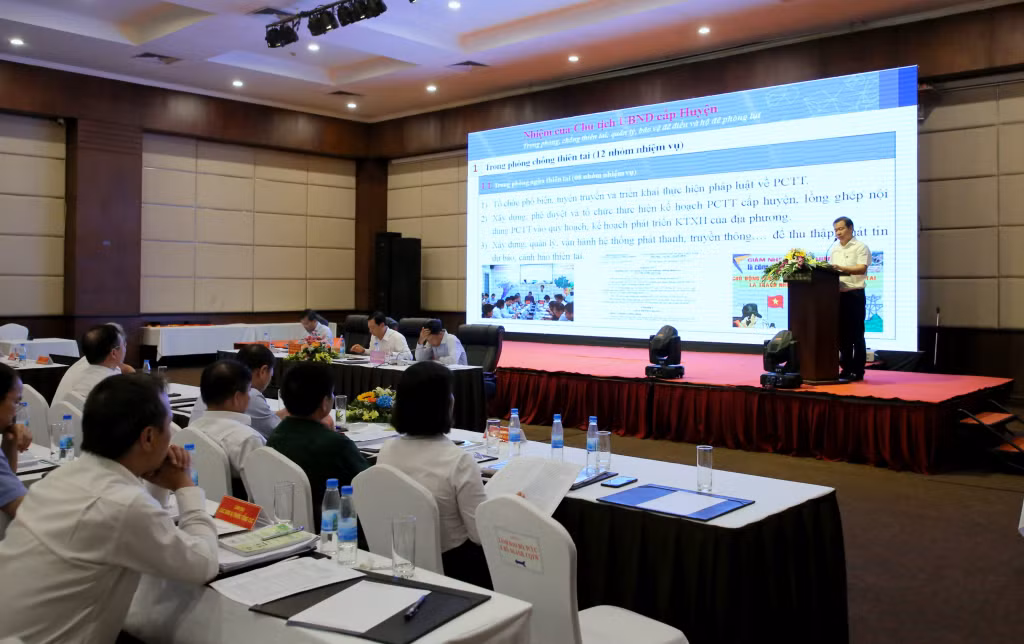Các đại biểu trình bày các tham luận tại hội nghị.