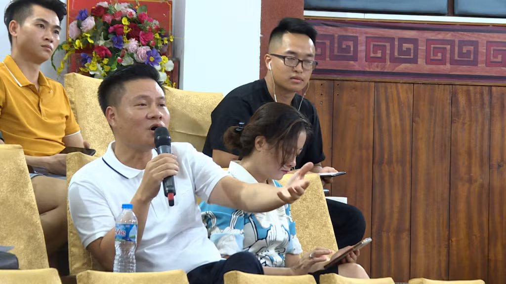 Nghệ sĩ ưu tú Hoàng Tùng tư vấn cho các thí sinh về cách xử lý ca khúc