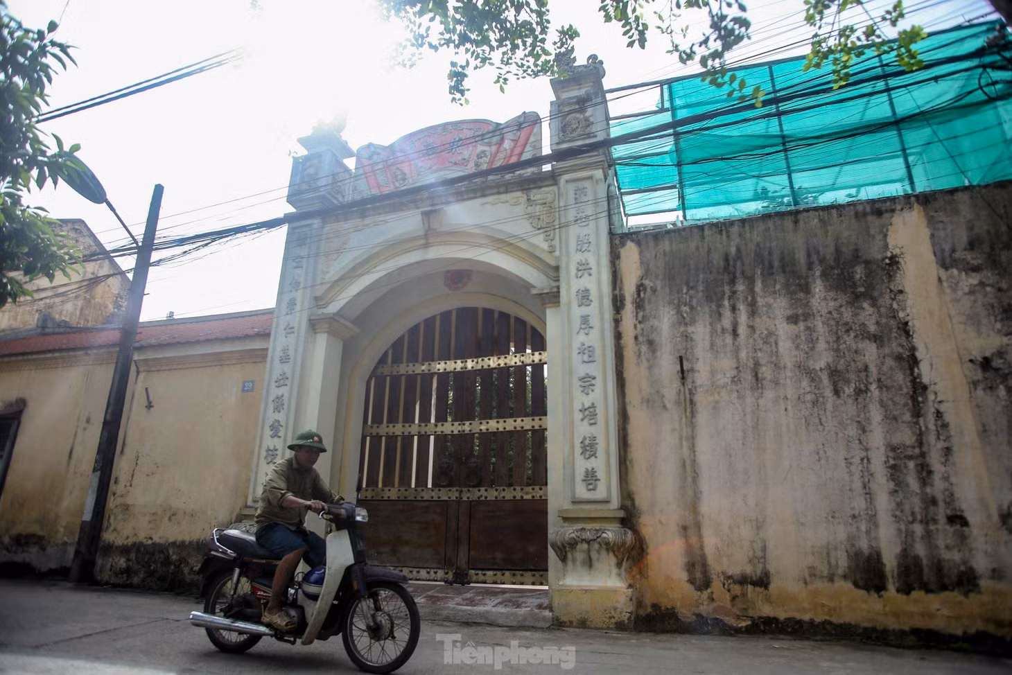 Đông Ngạc được coi là một trong những làng cổ nhất của Hà Nội. Quần thể các công trình kiến trúc có niên đại hàng trăm năm vẫn còn hiện diện cho đến ngày nay.
