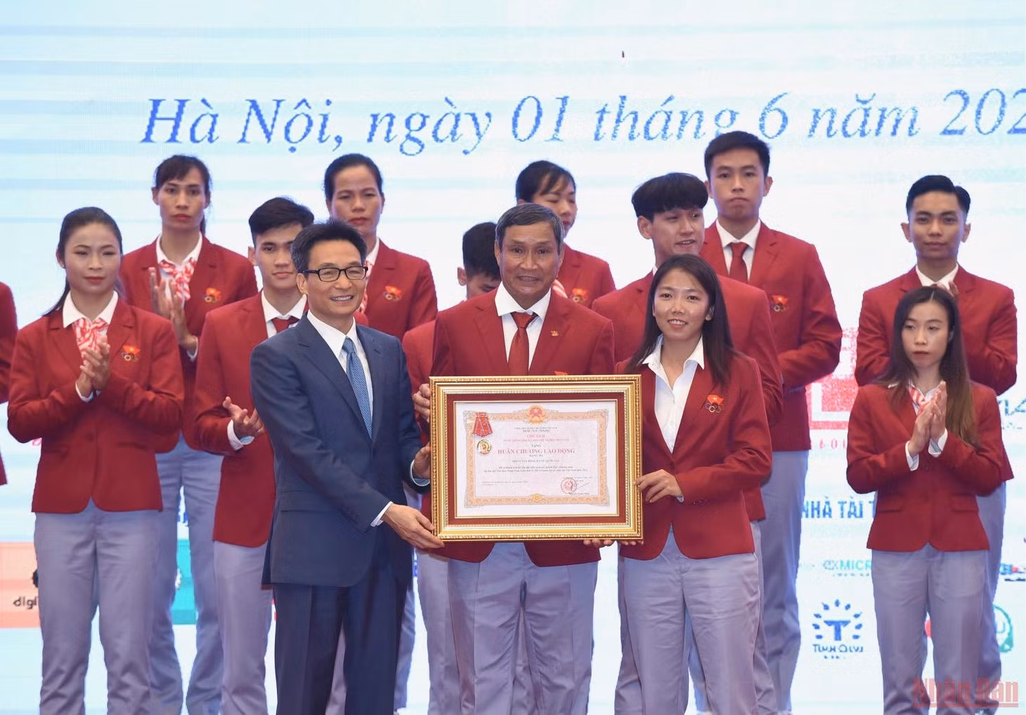 Phó Thủ tướng Vũ Đức Đam trao Huân chương Lao động hạng Nhì tặng một số tập thể và vận động viên có thành tích xuất sắc tại SEA Games 31.