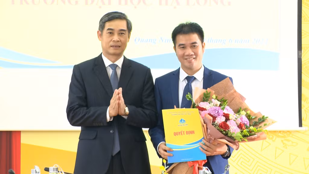 Tiến sỹ Trần Trung Vỹ, Phó Hiệu trưởng điều hành Trường Đại học Hạ Long, trao quyết định bổ nhiệm và chúc mừng Tiến sỹ Phạm Quý Giang.
