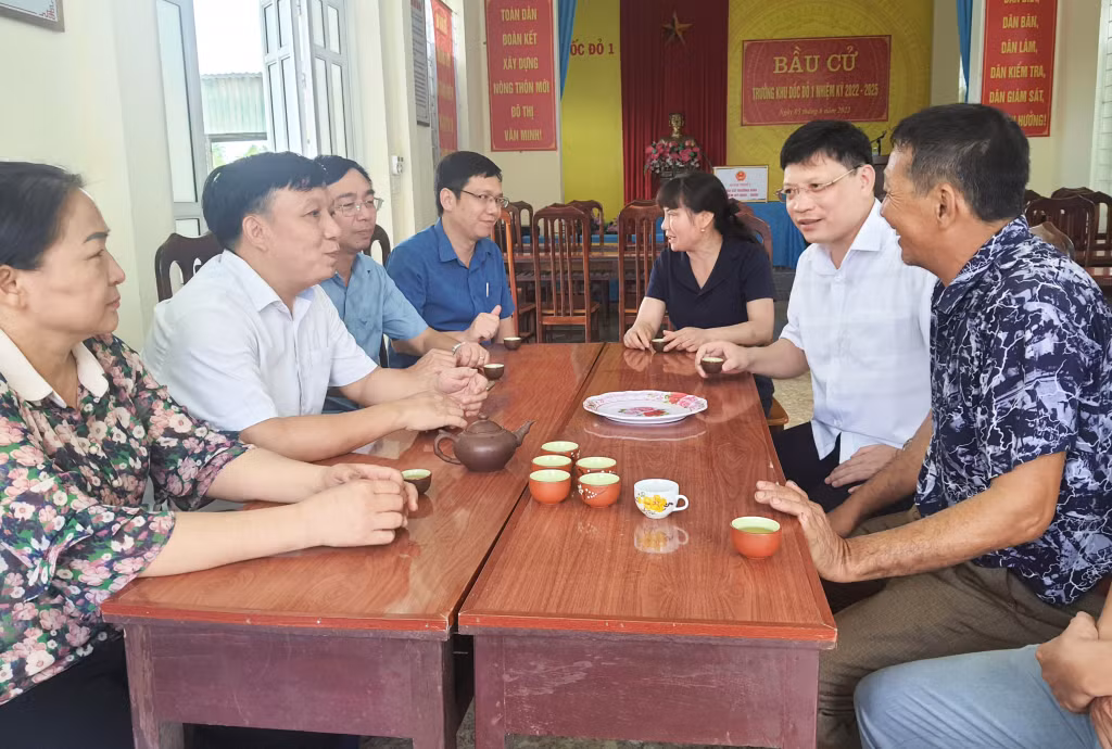 Lãnh đạo TP Uông Bí trao đổi với Tổ công tác bầu cử trưởng khu Dốc Đỏ 2, phường Phương Đông về quy trình bầu cử.