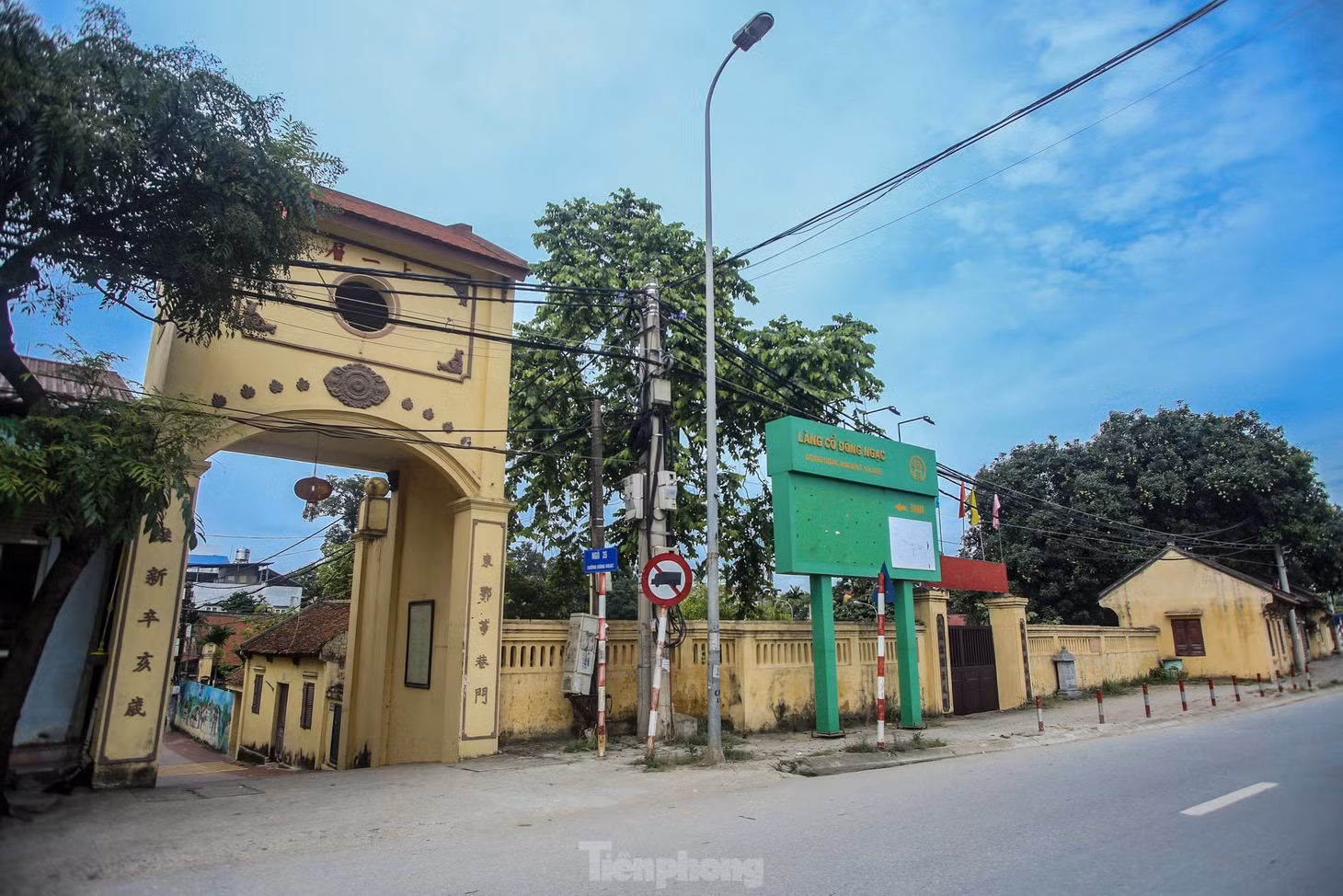 Đông Ngạc có tên Nôm là làng Vẽ, một ngôi làng phía Tây Bắc thành Thăng Long xưa. Hiện nay, theo đơn vị hành chính, Đông Ngạc không còn gọi là làng, thế nhưng những nét xưa, hồn cũ vẫn còn nguyên vẹn. Tại đây còn rất nhiều di tích đình, đền, chùa, nhà cổ lưu giữ lại nét đẹp cổ kính, rêu phong.