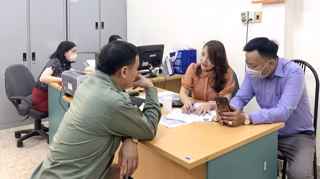 Cán bộ phòng Truyền thông và Phát triển đối tượng (BHXH tỉnh) hướng dẫn các mức đóng tham gia BHXH tự nguyện cho người dân.