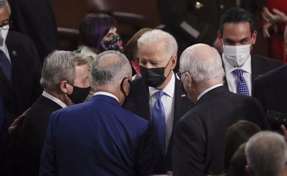 Tổng thống Joe Biden nói chuyện với các nghị sĩ Mỹ trước một phiên họp chung của Quốc hội. Ảnh: AP