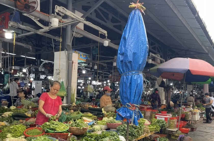 Biến động giá xăng, dầu, một số mặt hàng rau củ có xu hướng tăng nhẹ. Ảnh chụp tại Chợ Hạ Long 1 (TP Hạ Long).