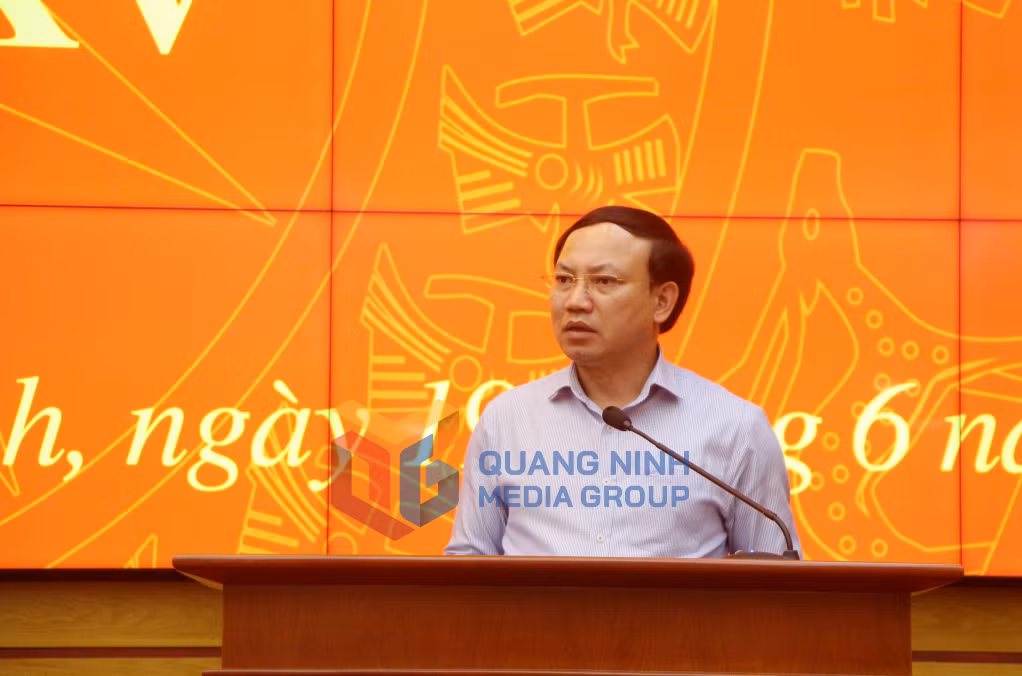 Đồng chí Nguyễn Xuân Ký, Ủy viên Trung ương Đảng, Bí thư Tỉnh ủy, Chủ tịch HĐND tỉnh, phát biểu quán triệt tại hội nghị.