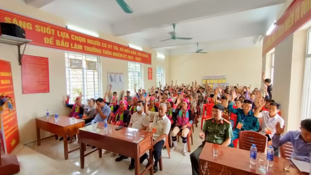 Cử tri thôn Khe Muối, xã Yên Than - một trong những thôn được sắp xếp, sáp nhập trên địa bàn huyện Tiên Yên trong ngày bầu trưởng thôn nhiệm kỳ mới.