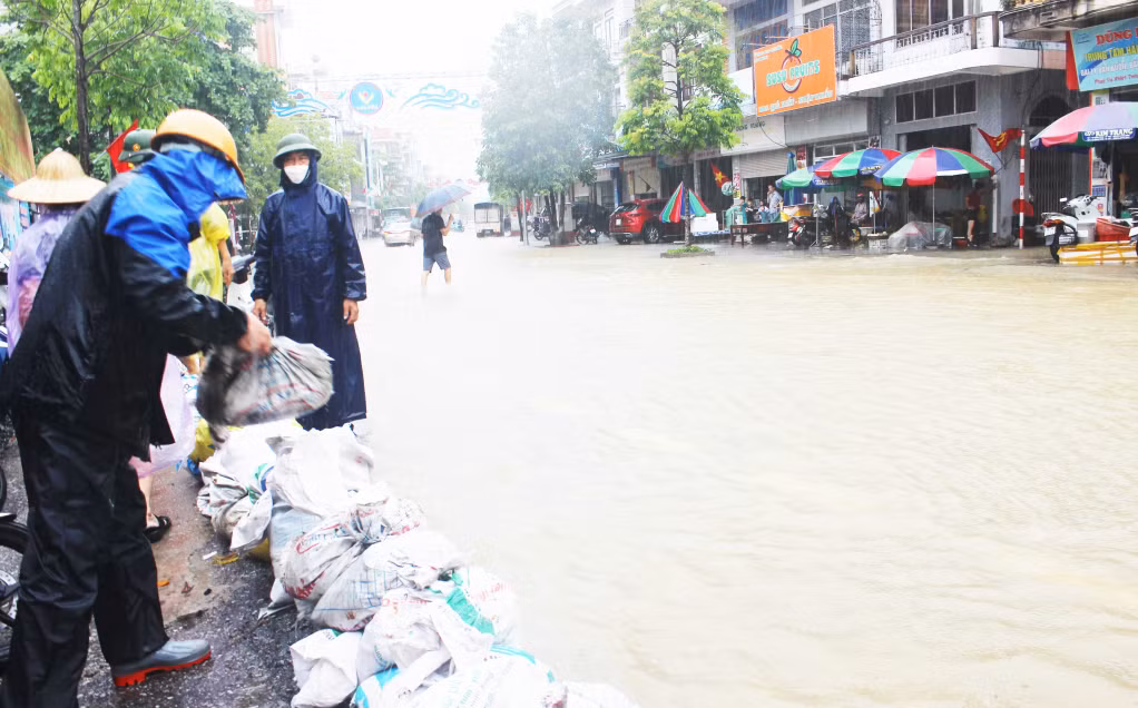 Nhân dân cần chủ động ứng ứng phó mưa lớn kéo dài, hạn chế đến mức thấp nhất thiệt hại do mưa lụt, sạt lở đất gây ra, nhất là về con người