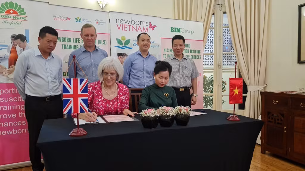 Lễ ký kết giữa đại diện Newborns Vietnam – bà Suzanna Lubran và đại diện BIM Group – Bà Vũ Thanh Thủy - Giám đốc Marketing và Truyền thông