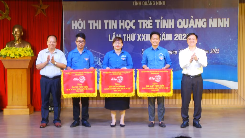 Ban tổ chức trao giải Nhất, Nhì, Ba toàn đoàn cho đại diện các địa phương tham gia Hội thi.