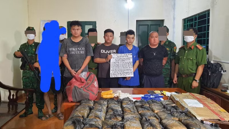 Các đối tượng và tang vật.