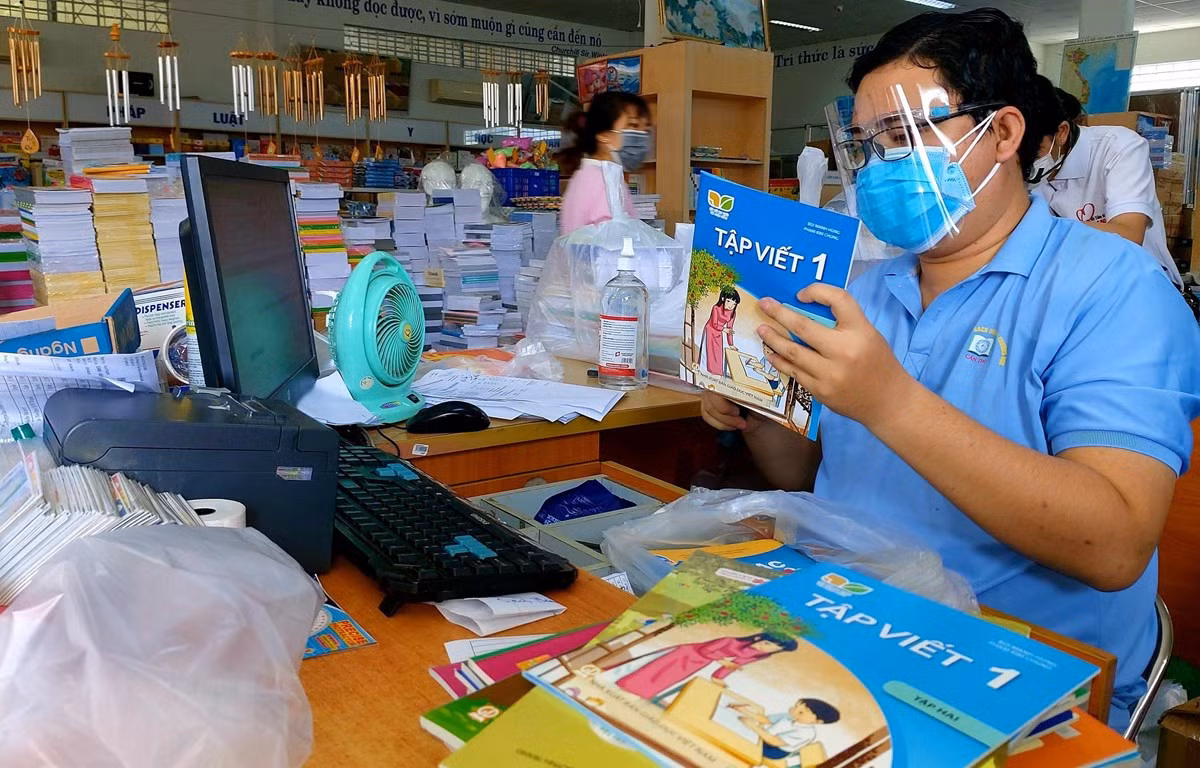 Nhân viên nhà sách Thiết bị giáo dục Cần Thơ soạn đơn hàng cho khách đặt trực tuyến. (Ảnh: Thu Hiền/TTXVN)