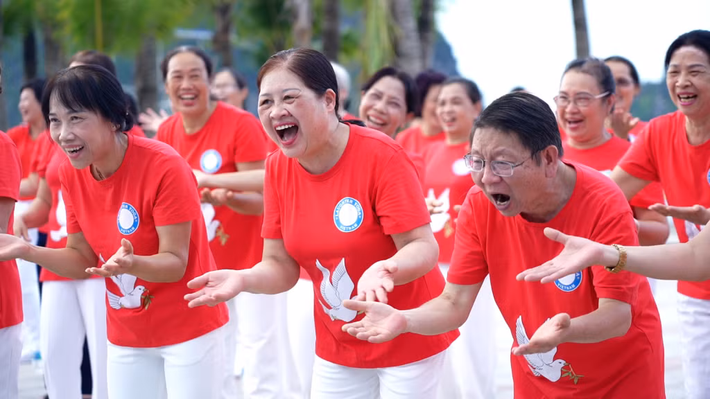 Với Yoga cười, người tập chỉ cần cười thành tiếng thật lớn với những cử chỉ hài hước, vui nhộn.