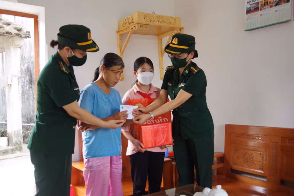 Hội Phụ nữ Biên phòng tỉnh trao tặng quà phụ nữ có hoàn cảnh khó khăn